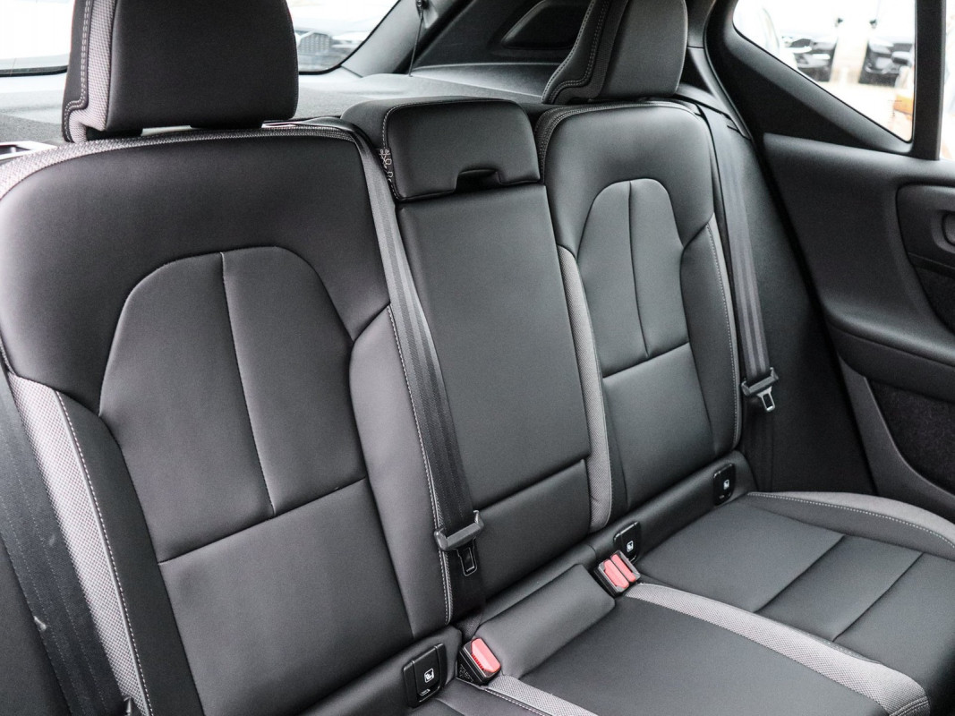 Volvo XC40 Single Plus 78kWh - SUV/Off-road - Schwarz - Gebrauchtwagen - Bild 5