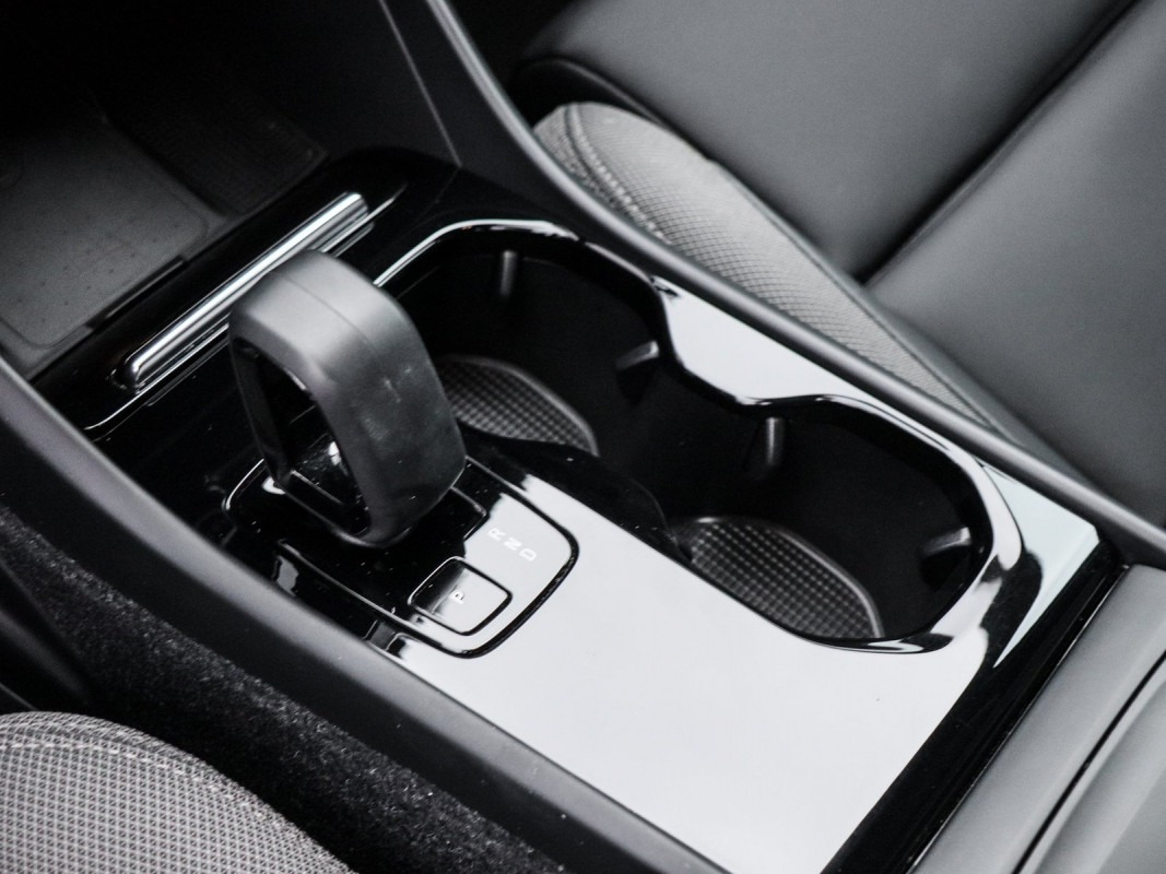 Volvo XC40 Single Plus 78kWh - SUV/Off-road - Schwarz - Gebrauchtwagen - Bild 11