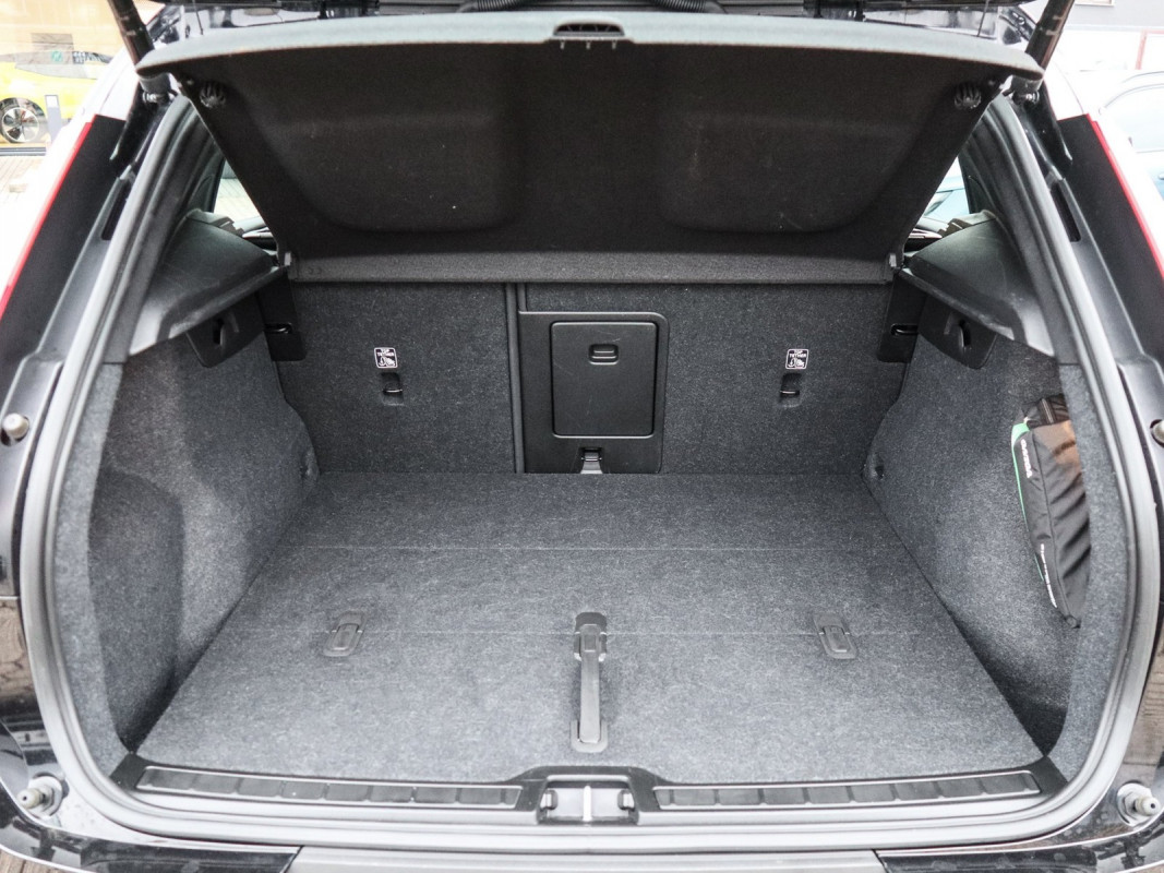 Volvo XC40 Single Plus 78kWh - SUV/Off-road - Schwarz - Gebrauchtwagen - Bild 12