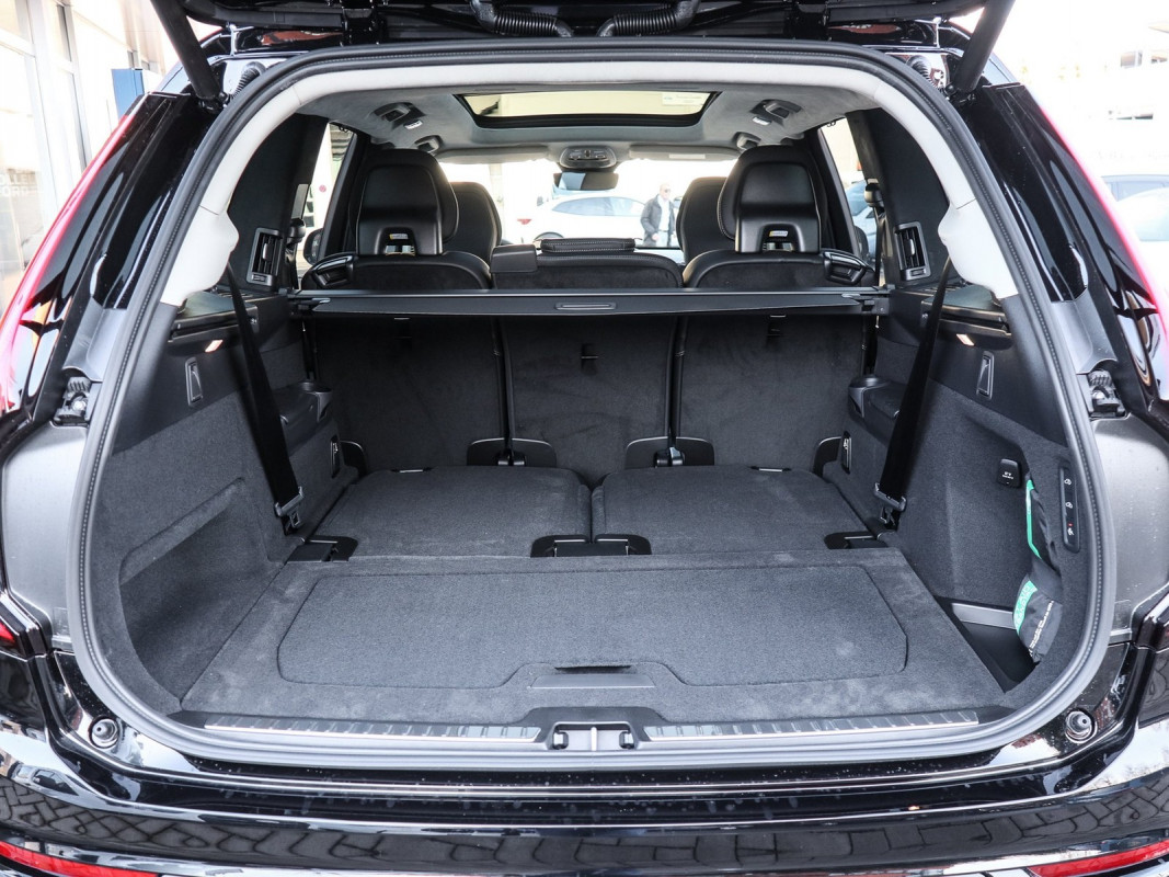 Volvo XC90 T8 AWD Reskin - SUV/Off-road - Schwarz - Gebrauchtwagen - Bild 11