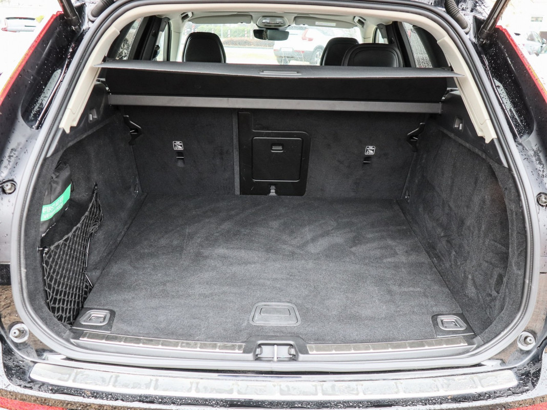 Volvo XC60 B4 Diesel AWD - SUV/Off-road - Schwarz - Gebrauchtwagen - Bild 12