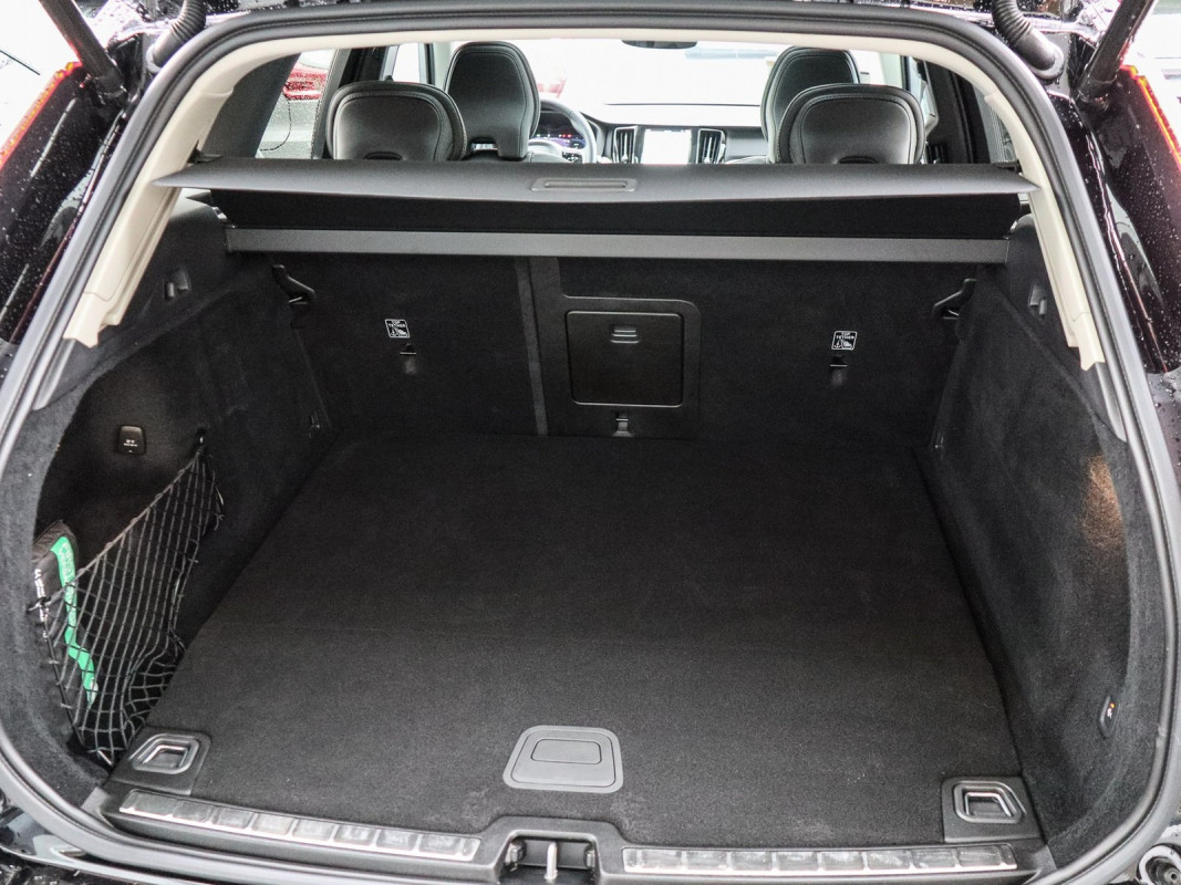 Volvo XC60 T6 AWD Recharge - SUV/Off-road - Schwarz - Gebrauchtwagen - Bild 12