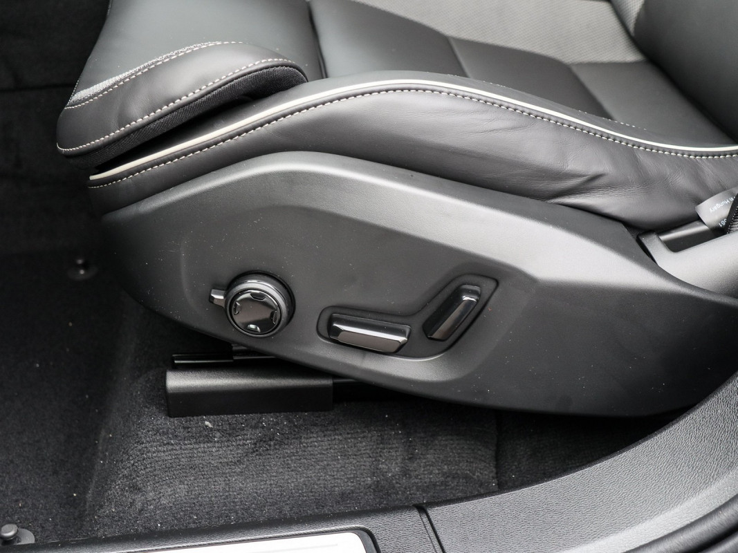 Volvo XC60 B5 AWD - SUV/Off-road - Grau - Gebrauchtwagen - Bild 14