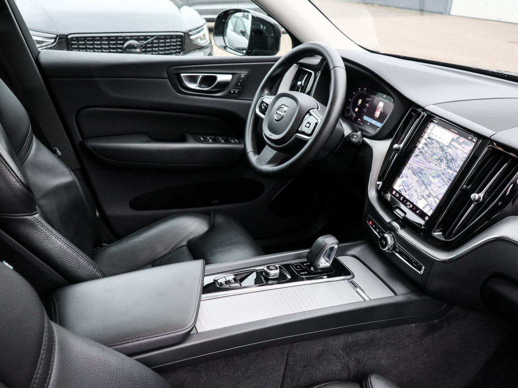 Volvo XC60 T6 Plug-In Hybrid AWD R-Design - SUV/Off-road - Schwarz - Gebrauchtwagen - Bild 3