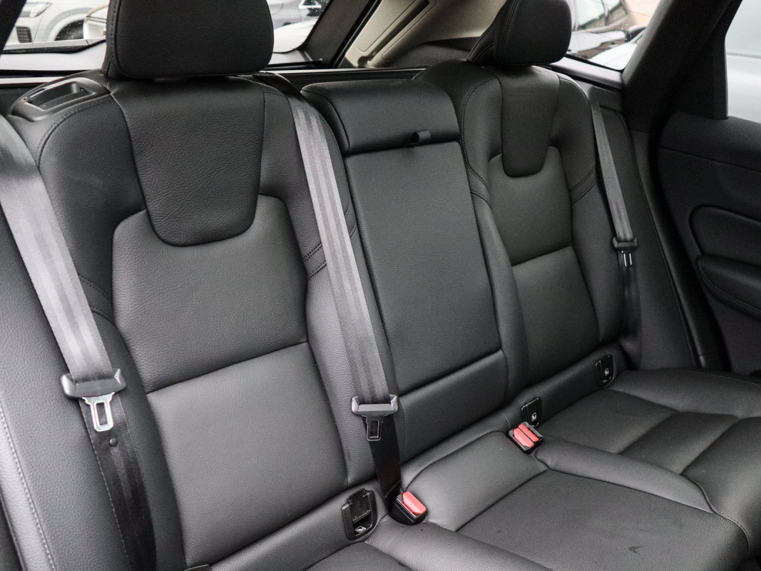 Volvo XC60 T6 Plug-In Hybrid AWD R-Design - SUV/Off-road - Schwarz - Gebrauchtwagen - Bild 5