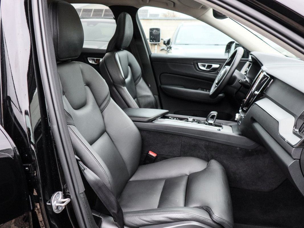 Volvo XC60 T6 Plug-In Hybrid AWD R-Design - SUV/Off-road - Schwarz - Gebrauchtwagen - Bild 7