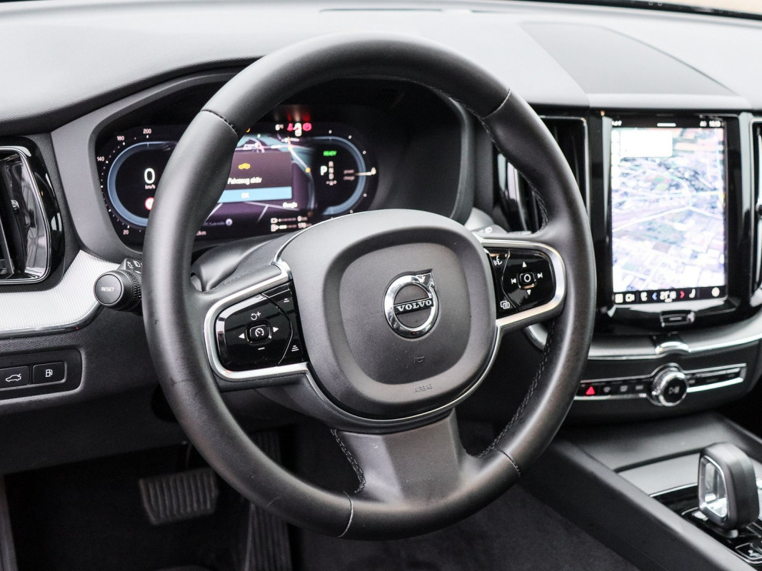 Volvo XC60 T6 Plug-In Hybrid AWD R-Design - SUV/Off-road - Schwarz - Gebrauchtwagen - Bild 10
