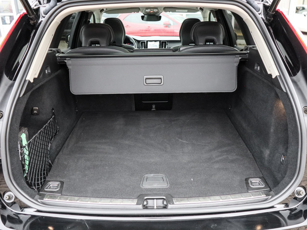 Volvo XC60 T6 Plug-In Hybrid AWD R-Design - SUV/Off-road - Schwarz - Gebrauchtwagen - Bild 11