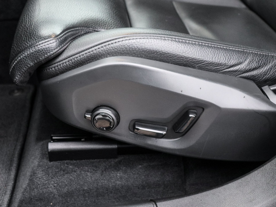 Volvo XC60 T6 Plug-In Hybrid AWD R-Design - SUV/Off-road - Schwarz - Gebrauchtwagen - Bild 14