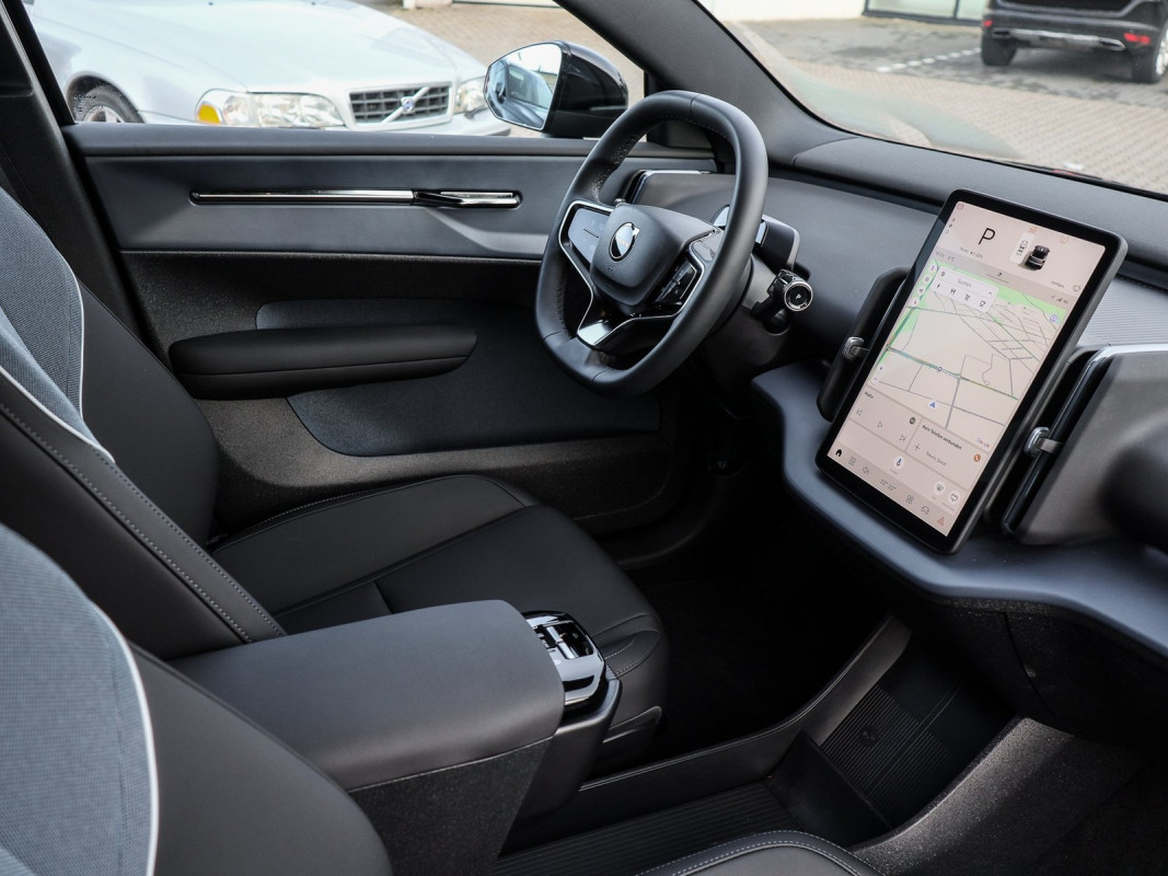 Volvo EX30 Twin Motor - SUV/Off-road - Schwarz - Gebrauchtwagen - Bild 3