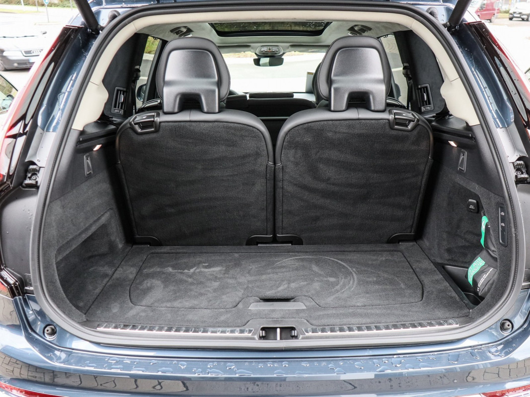 Volvo XC90 T8 AWD Reskin - SUV/Off-road - Blau - Gebrauchtwagen - Bild 11