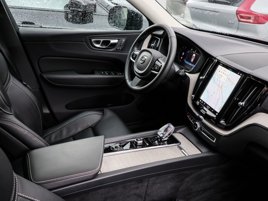 Volvo XC60 T6 AWD Recharge - SUV/Off-road - Schwarz - Gebrauchtwagen - Bild 3