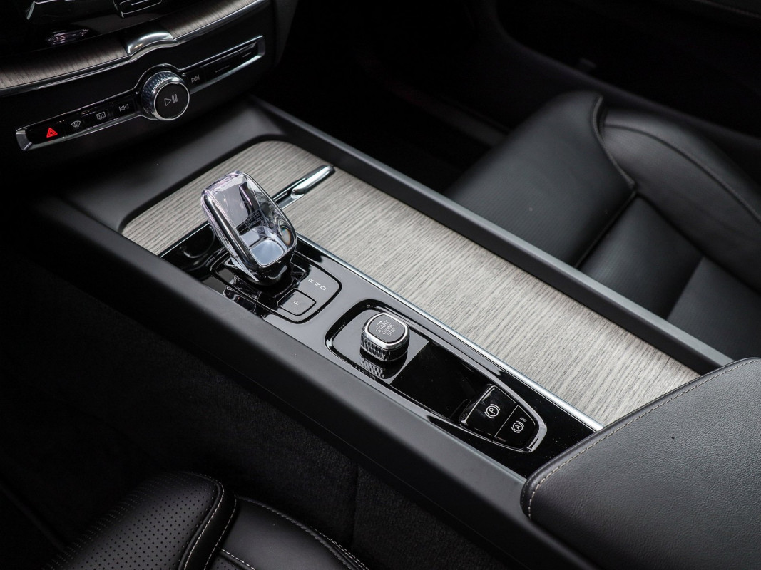 Volvo XC60 T6 AWD Recharge - SUV/Off-road - Schwarz - Gebrauchtwagen - Bild 11