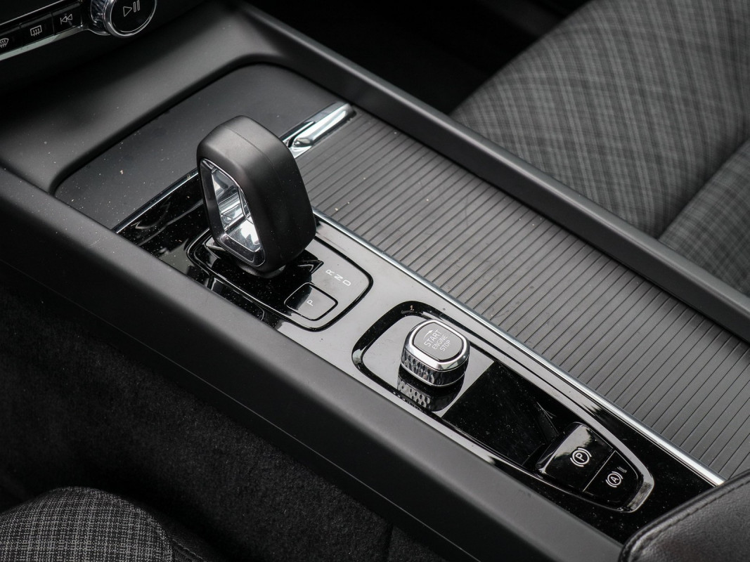 Volvo XC60 T6 - SUV/Off-road - Schwarz - Gebrauchtwagen - Bild 11