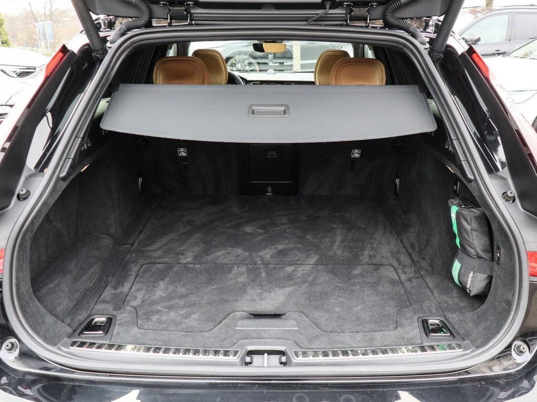 Volvo V90 T8 AWD - Kombi - Schwarz - Gebrauchtwagen - Bild 11