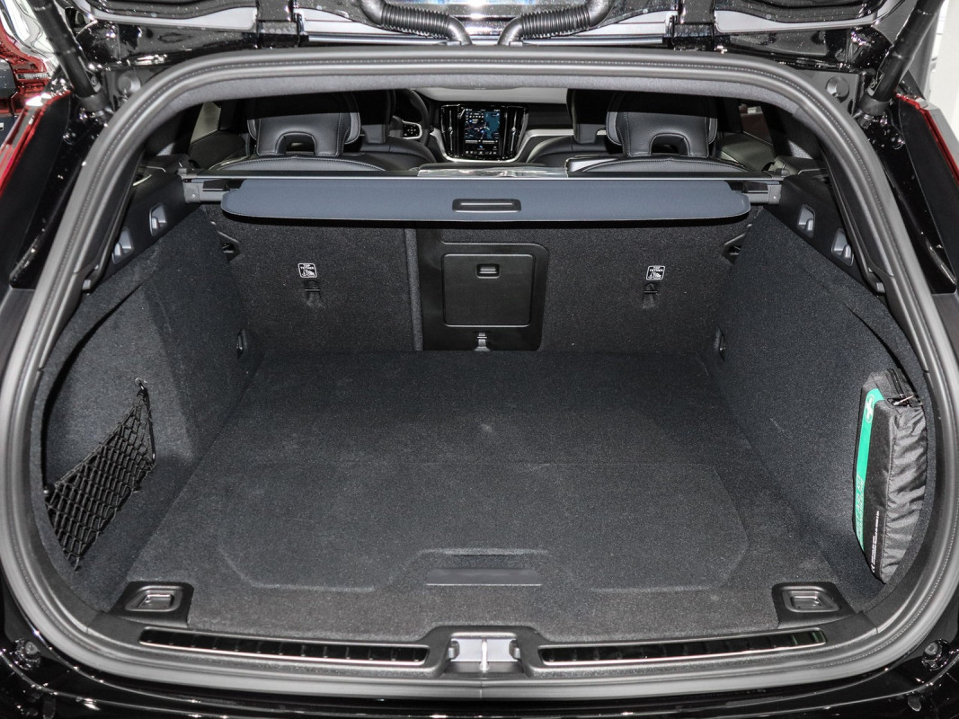 Volvo V60 T6 Plug-In Hybrid AWD - Kombi - Schwarz - Neuwagen - Bild 9