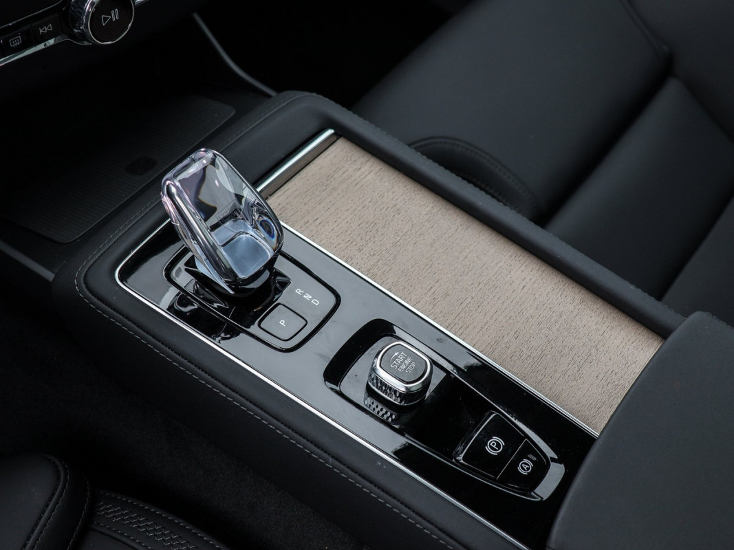 Volvo XC90 T8 AWD Recharge Reskin - SUV/Off-road - Schwarz - Gebrauchtwagen - Bild 11