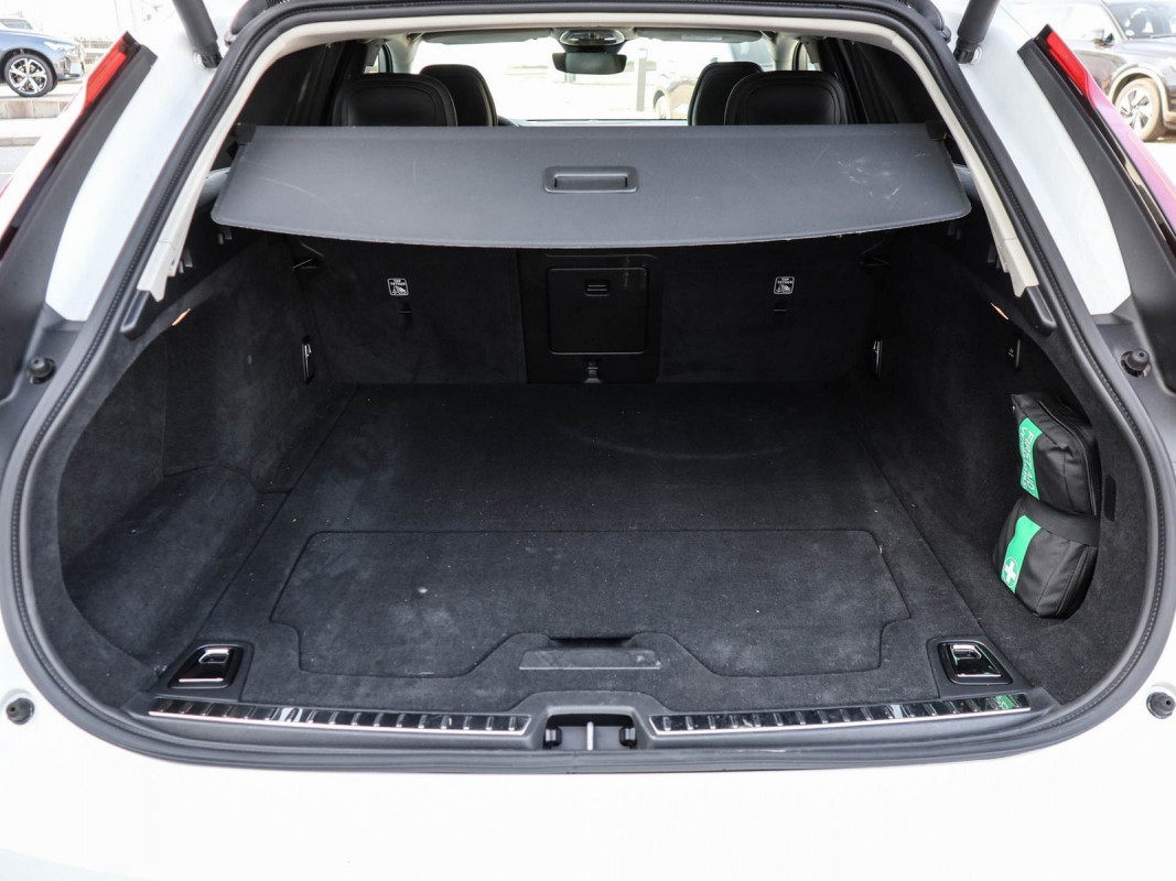 Volvo V90 T6 Plug-In Hybrid AWD - Kombi - Weiss - Gebrauchtwagen - Bild 11