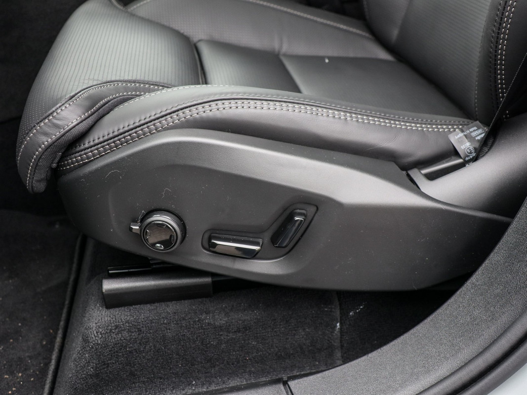 Volvo XC90 T8 Ultra Dark AWD Plug-In Hybrid - SUV/Off-road - Grau - Gebrauchtwagen - Bild 13