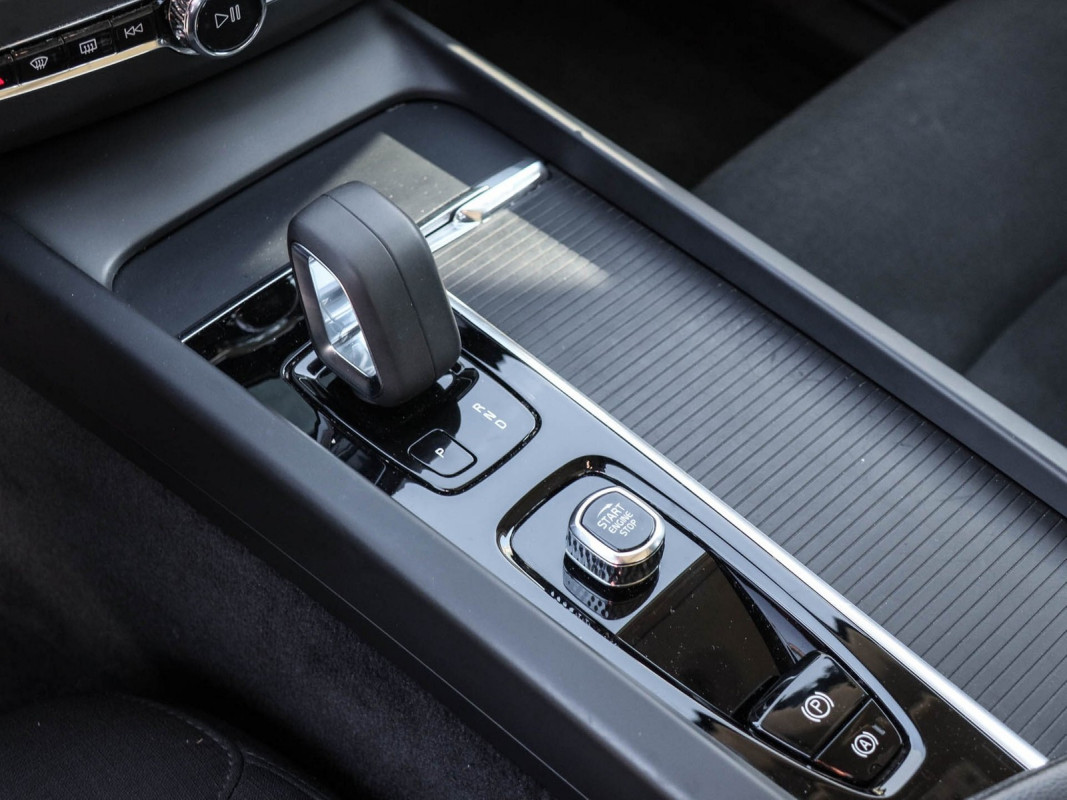 Volvo XC60 T6 AWD Recharge Plug-In Hybrid - SUV/Off-road - Weiss - Gebrauchtwagen - Bild 11