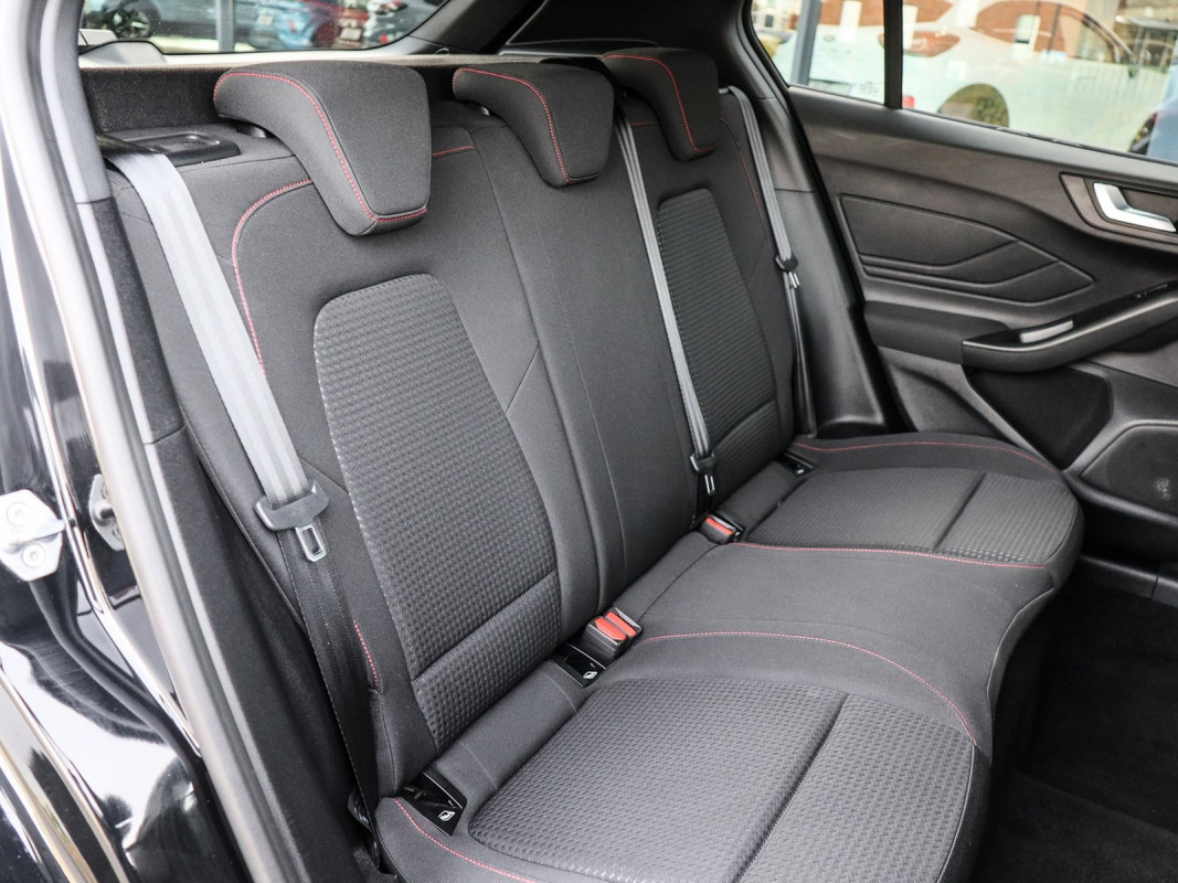 Ford Focus ST-Line 5.türer Automatik, Alwetter, Winter P. Easy Parking P. - Limousine - Schwarz - Gebrauchtwagen - Bild 5