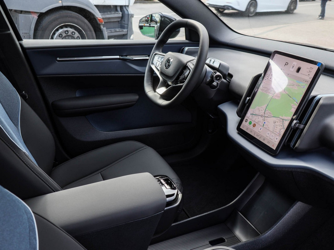 Volvo EX30 Single Ext. Range - SUV/Off-road - Schwarz - Gebrauchtwagen - Bild 3