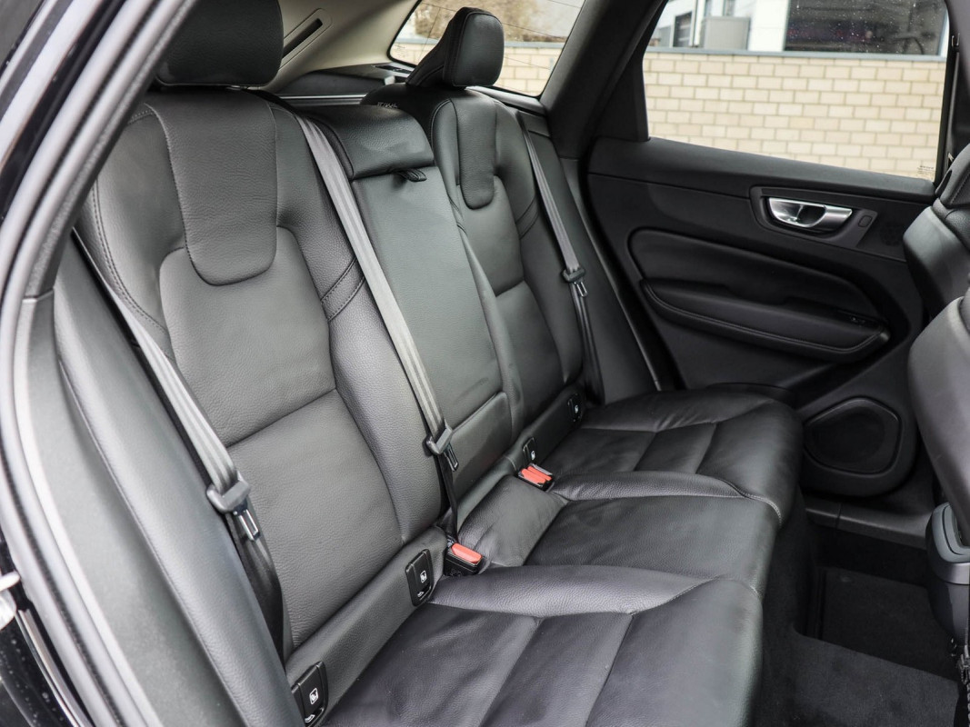 Volvo XC60 B5 (B) AWD - SUV/Off-road - Schwarz - Gebrauchtwagen - Bild 5