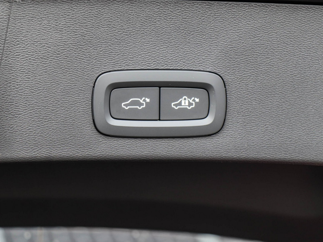 Volvo EX40 Single Motor Extended Range RWD - SUV/Off-road - Schwarz - Neuwagen - Bild 15