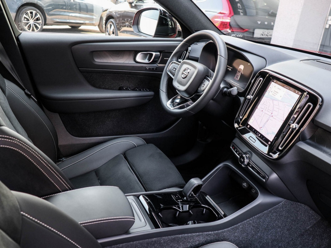 Volvo C40 Twin Pure Electric AWD - SUV/Off-road - Rot - Gebrauchtwagen - Bild 3