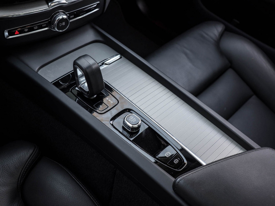 Volvo XC60 T6 Recharge AWD - SUV/Off-road - Grau - Gebrauchtwagen - Bild 11