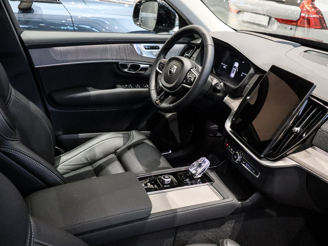 Volvo XC90 T8 AWD Recharge Reskin - SUV/Off-road - Schwarz - Gebrauchtwagen - Bild 3