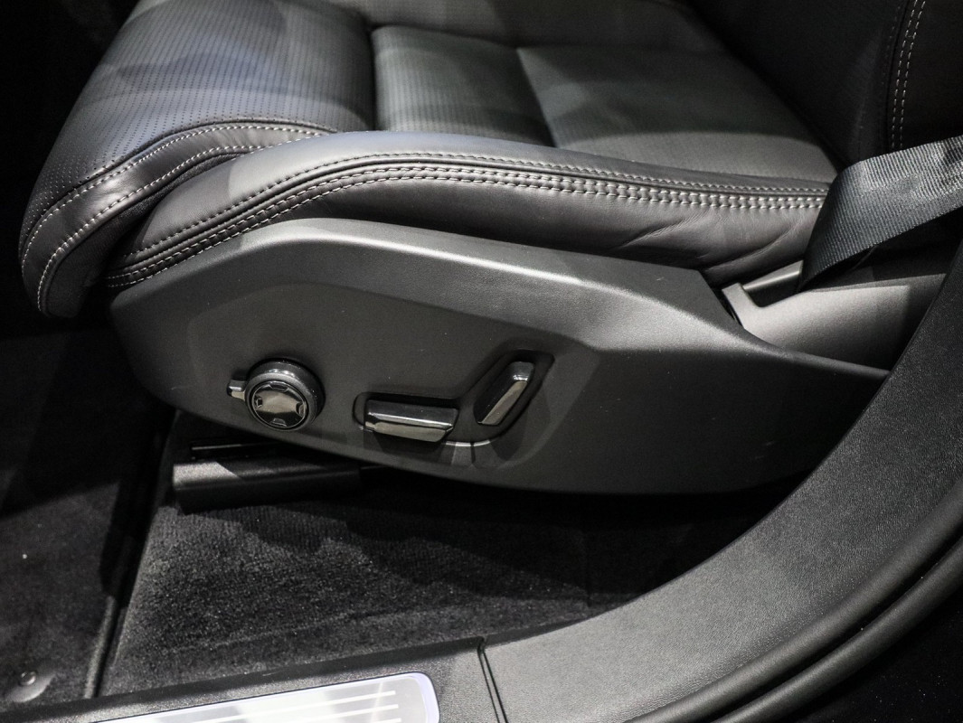 Volvo XC90 T8 AWD Recharge Reskin - SUV/Off-road - Schwarz - Gebrauchtwagen - Bild 14