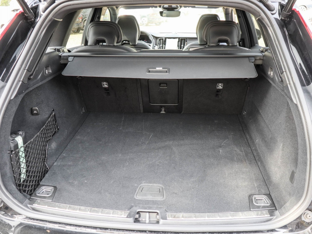 Volvo XC60 B5 Aut. - SUV/Off-road - Schwarz - Gebrauchtwagen - Bild 11