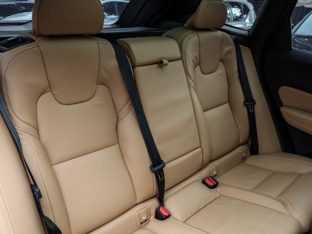 Volvo XC60 B5 Aut. - SUV/Off-road - Schwarz - Gebrauchtwagen - Bild 5