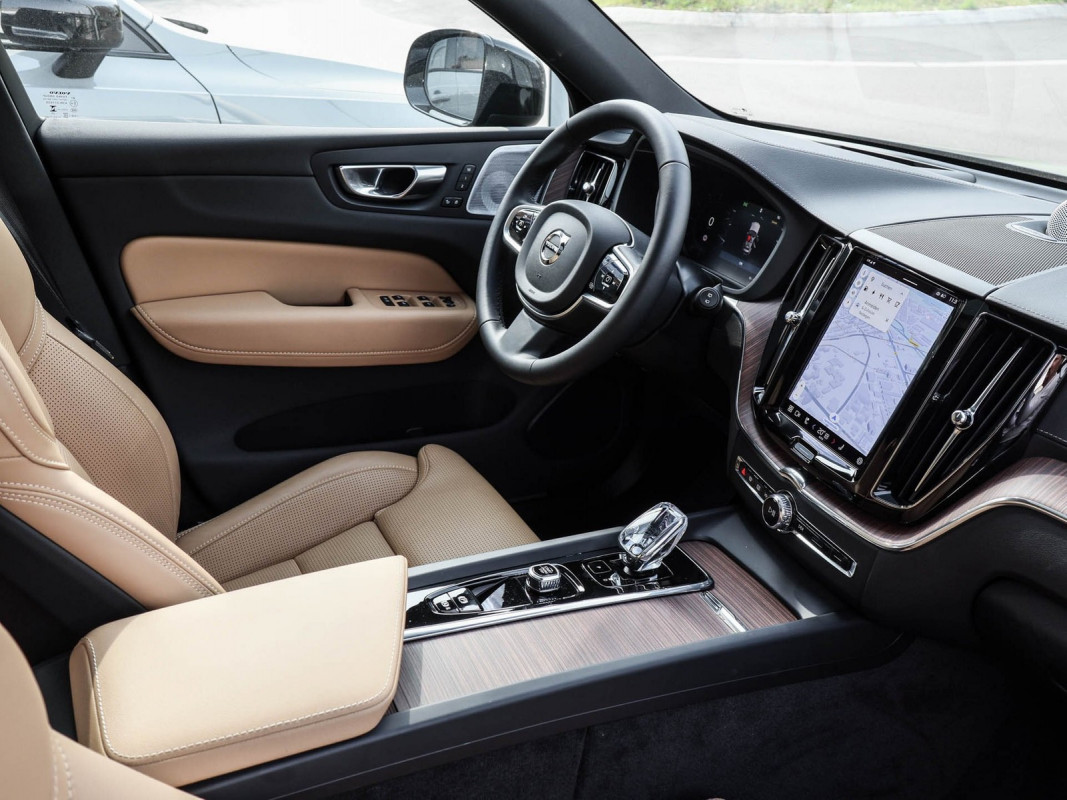 Volvo XC60 T6 AWD Recharge - SUV/Off-road - Blau - Gebrauchtwagen - Bild 3