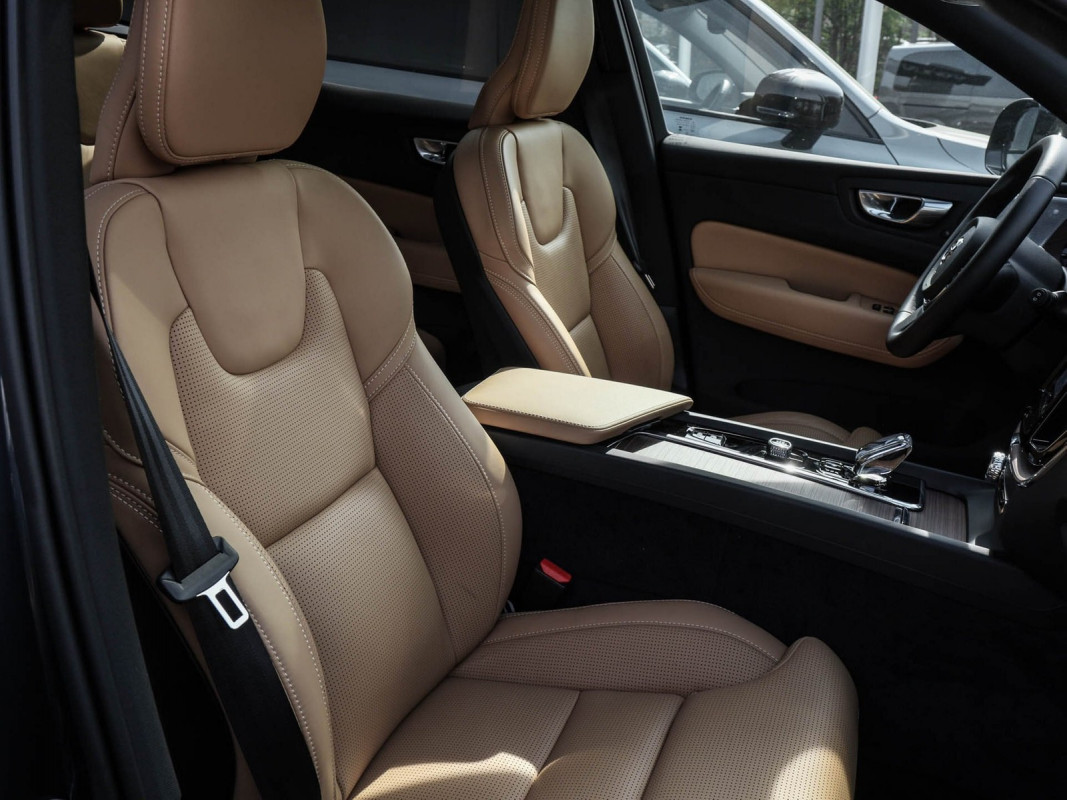 Volvo XC60 T6 AWD Recharge - SUV/Off-road - Blau - Gebrauchtwagen - Bild 7