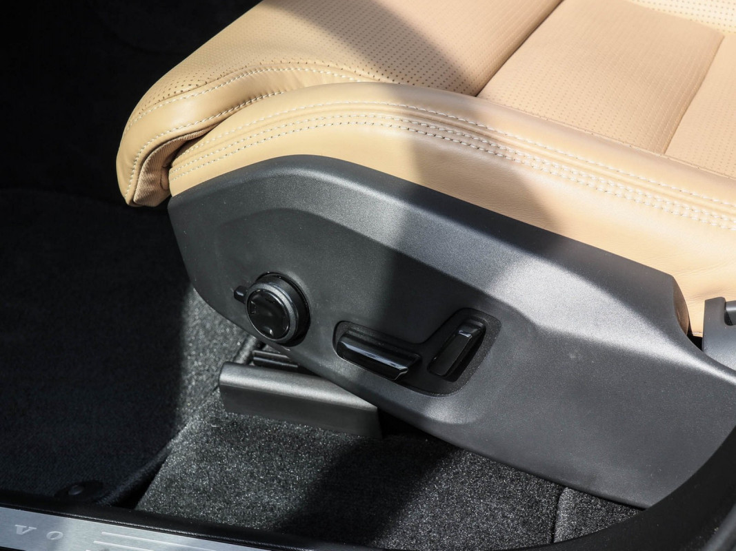 Volvo XC60 T6 AWD Recharge - SUV/Off-road - Blau - Gebrauchtwagen - Bild 14