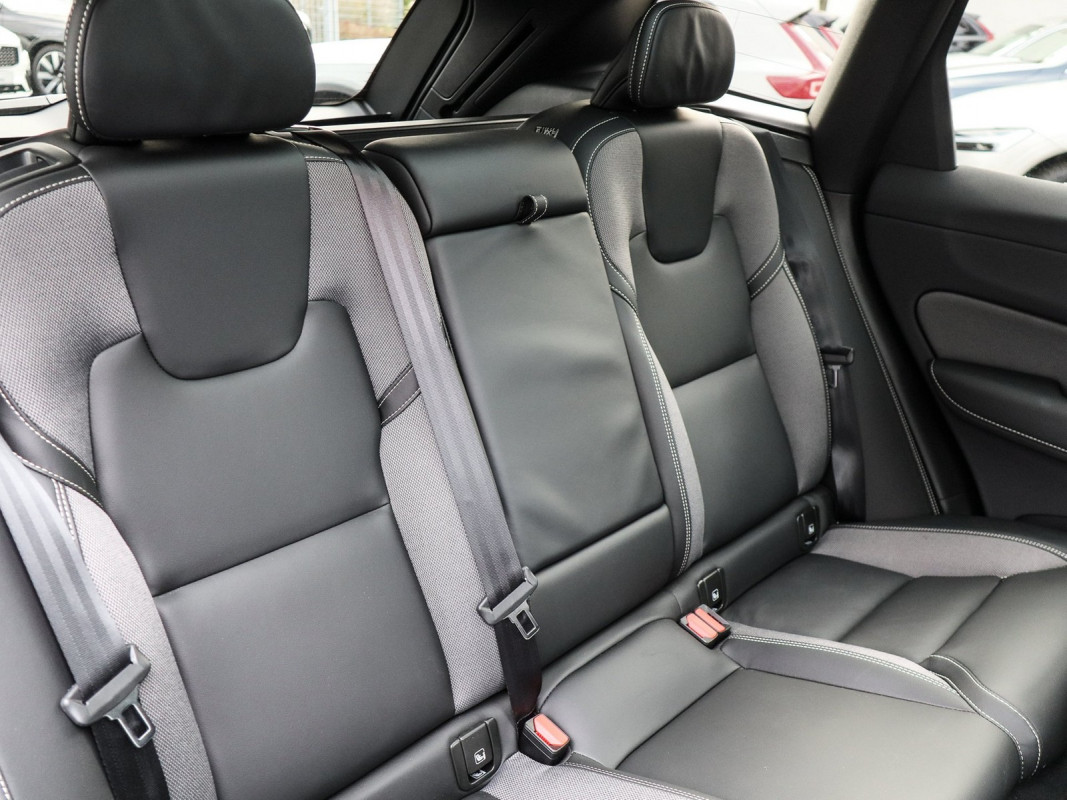 Volvo XC60 T8 - SUV/Off-road - Schwarz - Gebrauchtwagen - Bild 5