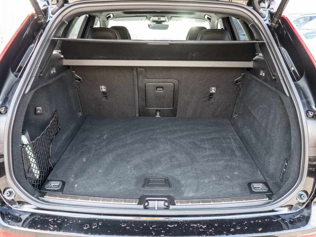 Volvo XC60 B5 AWD - SUV/Off-road - Schwarz - Gebrauchtwagen - Bild 11