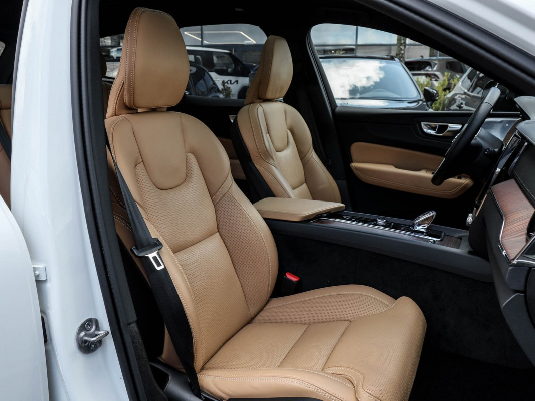 Volvo XC60 B5 (B) AWD - SUV/Off-road - Weiss - Gebrauchtwagen - Bild 7