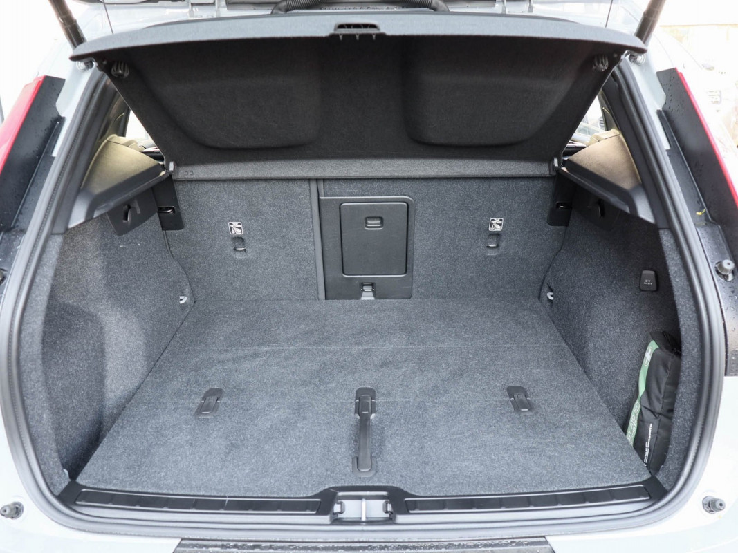 Volvo XC40 B3 Core 2WD - SUV/Off-road - Grau - Gebrauchtwagen - Bild 12