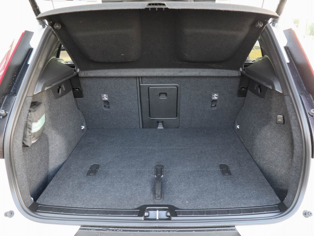 Volvo XC40 B3 Plus Dark 2WD - SUV/Off-road - Weiss - Gebrauchtwagen - Bild 11