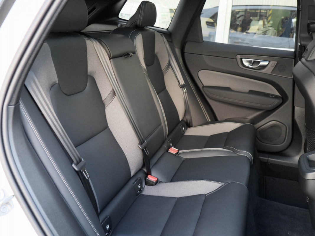 Volvo XC60 B5 Plus Black Edition AWD - SUV/Off-road - Weiss - Gebrauchtwagen - Bild 5