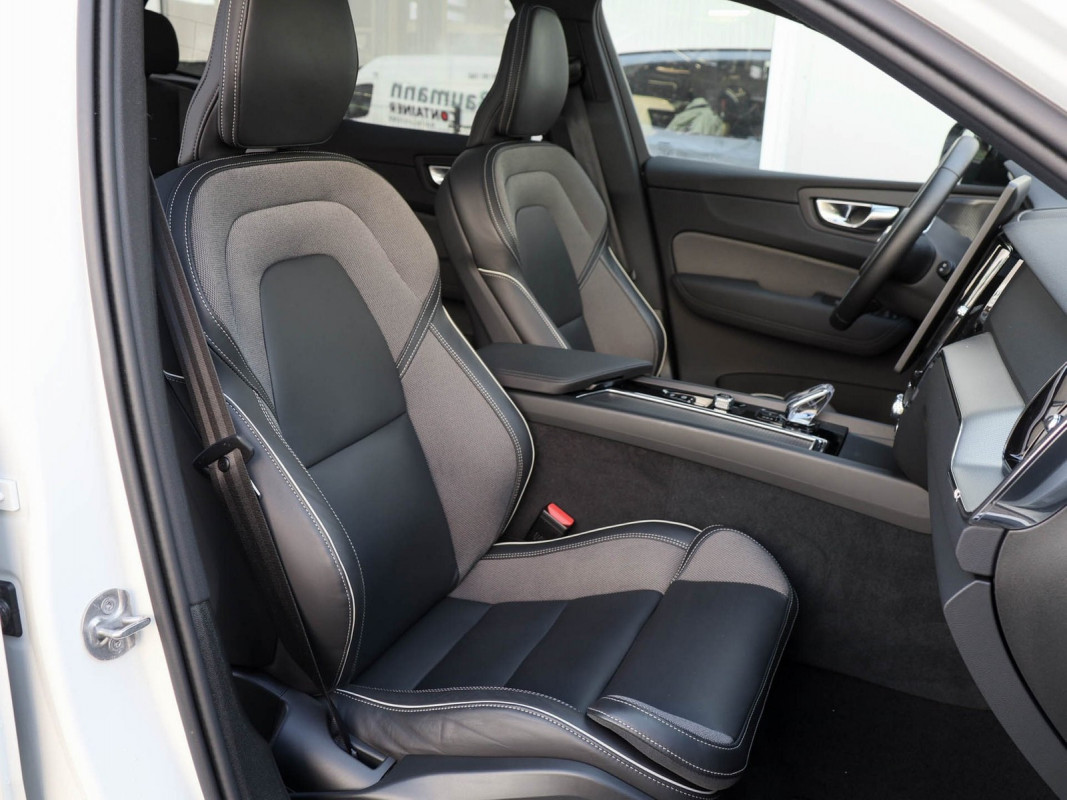 Volvo XC60 B5 Plus Black Edition AWD - SUV/Off-road - Weiss - Gebrauchtwagen - Bild 7