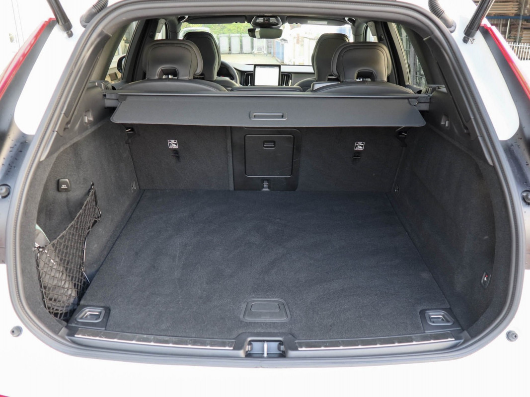 Volvo XC60 B5 Plus Black Edition AWD - SUV/Off-road - Weiss - Gebrauchtwagen - Bild 11