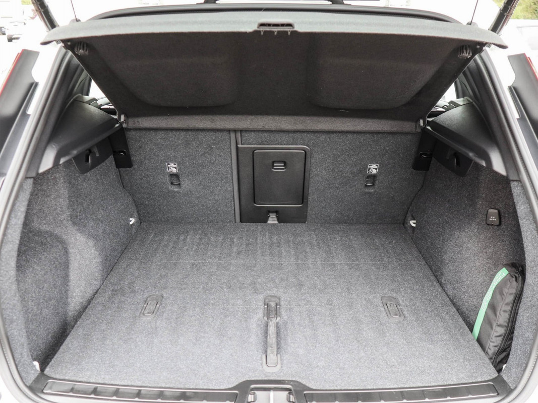 Volvo XC40 B3 (B) - SUV/Off-road - Weiss - Gebrauchtwagen - Bild 12