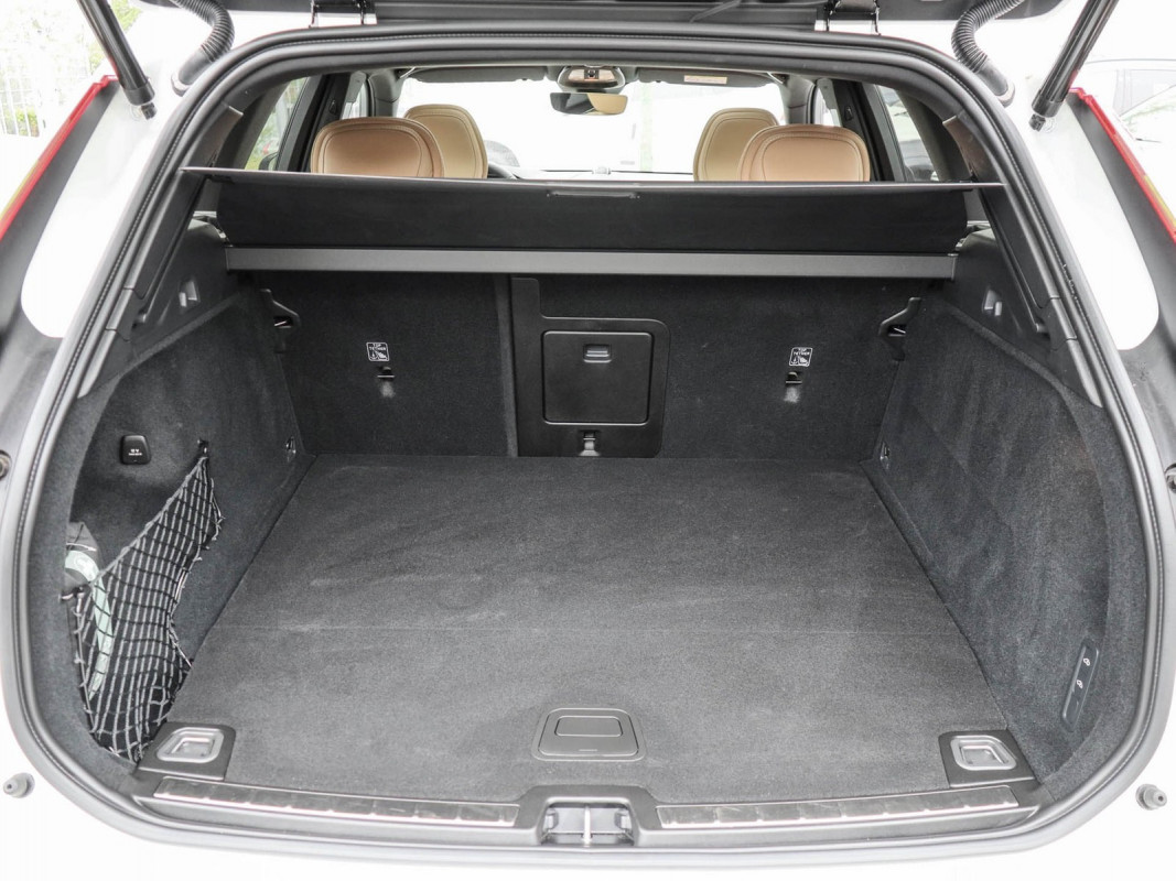 Volvo XC60 T6 Recharge AWD - SUV/Off-road - Weiss - Gebrauchtwagen - Bild 11