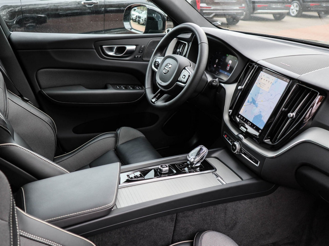 Volvo XC60 T6 - SUV/Off-road - Schwarz - Gebrauchtwagen - Bild 3