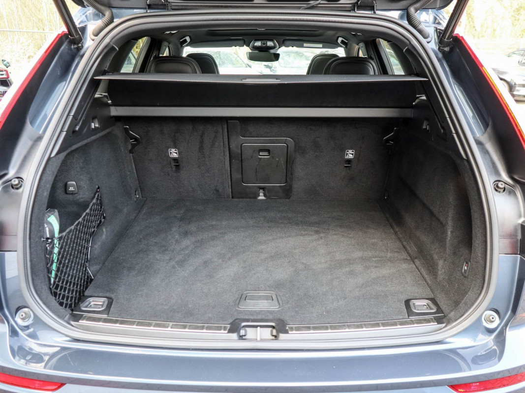 Volvo XC60 B5 - SUV/Off-road - Blau - Gebrauchtwagen - Bild 11