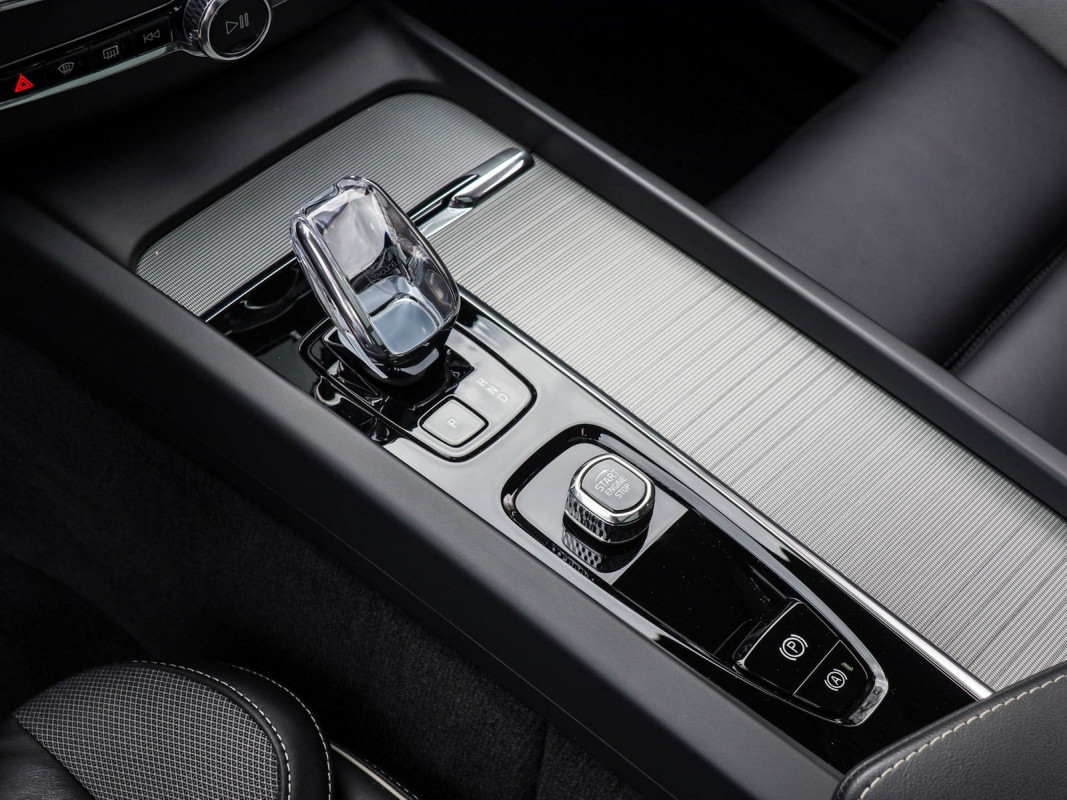 Volvo XC60 T6 - SUV/Off-road - Schwarz - Gebrauchtwagen - Bild 11